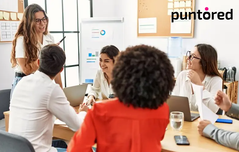 Representantes de Puntored recibiendo el certificado Great Place to Work Representantes de Puntored recibiendo el certificado Great Place to Work